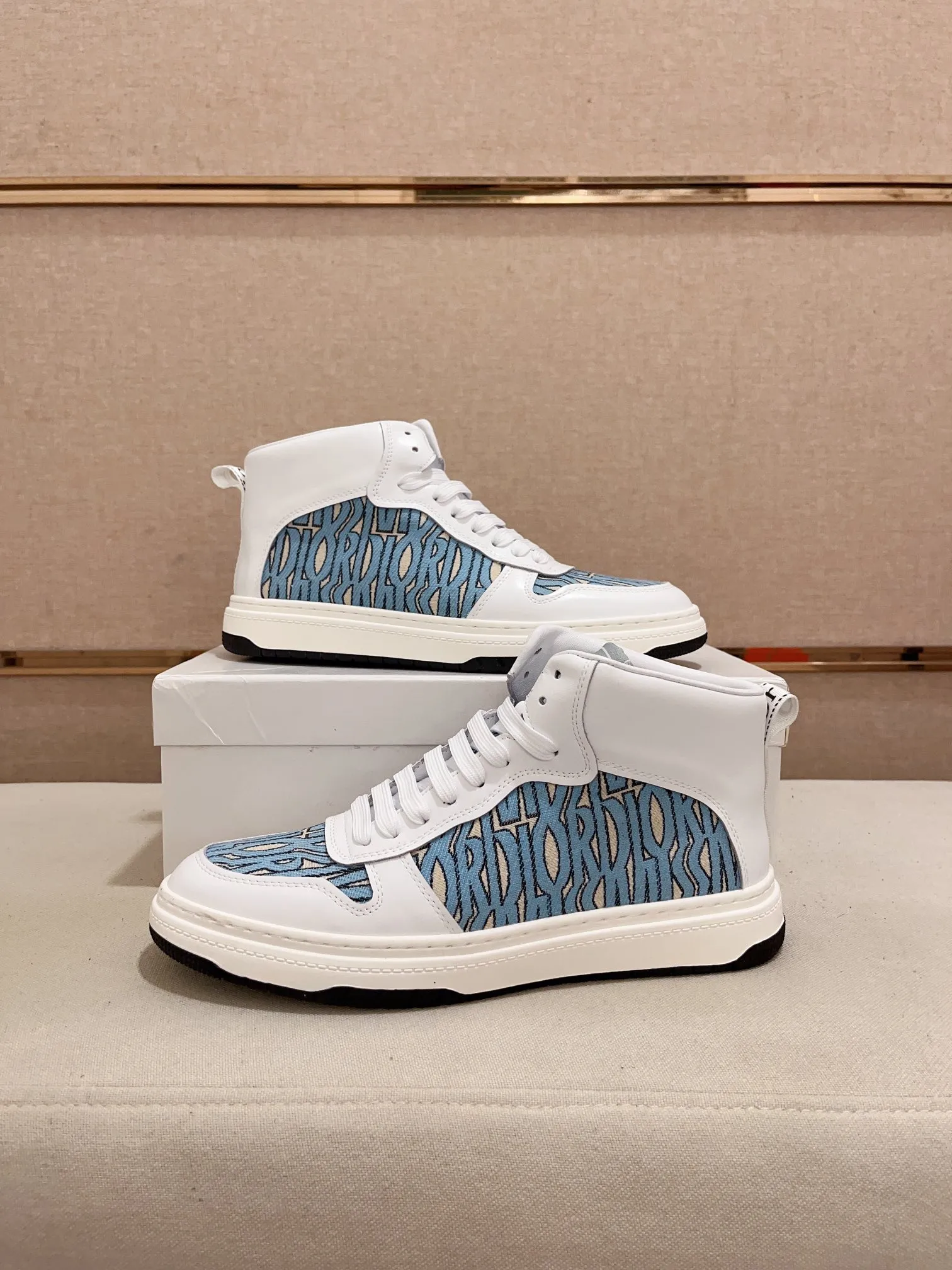 Men's shoes💰 420💰🇮🇹🇮🇹Dior d The new high-tops are on sale at the same time at the counter. The uppers are 🇮🇹 Italian imported first-layer cowhide, and the fully imported sheepskin lining is 💪💪. It is a complete 1⃣️ to 1⃣️ replica 🇮🇹💪💪. ⚠Sole: The original sole is specially provided by the original factory. The exclusive movable molded sole is super comfortable. ⚠Original factory follow-up goods, 🔍🔍high quality, you can enter and exit the counter at will, welcome to compare⚠. Code number:38-44